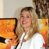 Rosamund Pike at a photocall for the release of Johnny English Reborn | Picture 74936